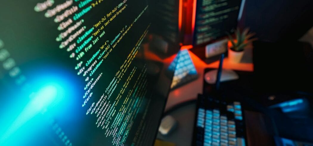 Programmeringskod på en datorskärm i mörk teknisk miljö